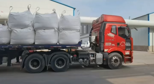 工廠廠區內聚丙烯酰胺產品裝車準備發貨